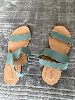 Universal Thread Sandals