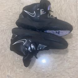 Nike Kyrie Infinity Black Metallic Size 6y