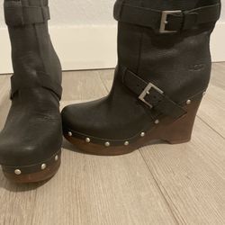 UGG boots Authentic size 7 leather Wooden heel