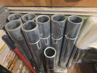 material en inglés: "Construction materials: lumber, plywood, trim, doors, insulation, paint, brushes."