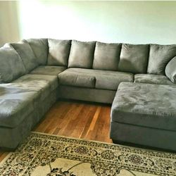 Brand New 💥💥2-Piece Sectional with Chaise/
Attached back and loose seat cushions👍in Stock  🗣️ Ottoman Sold Separately 