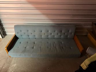 Mueble creo q es sofá cama tengo patas para el