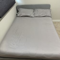 Full Bed Mattress / Dresser / Mirror 