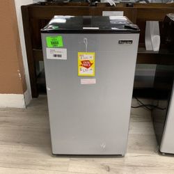 Magic Chef HMR330SE Mini Fridge 53KO