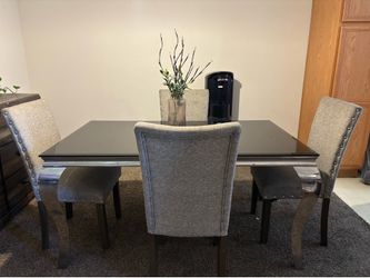 Nice Dining Table with for chairs