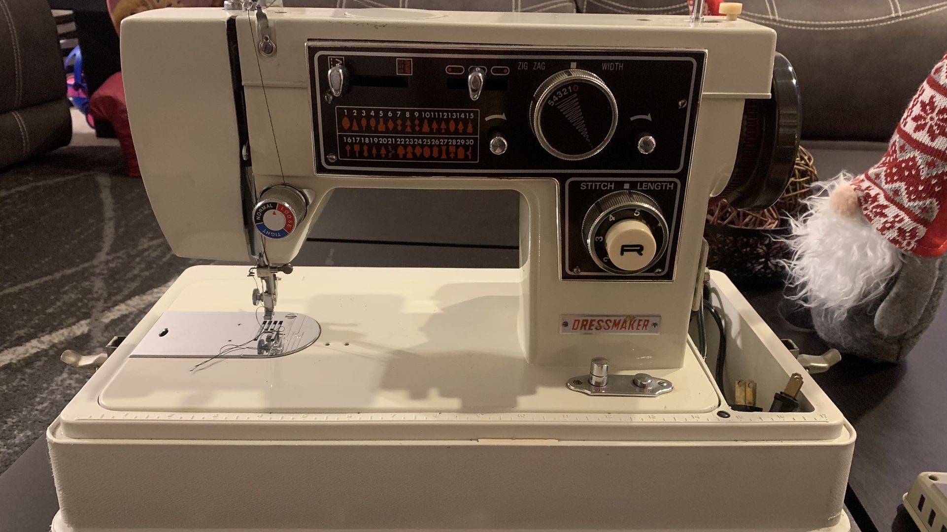 Dressmaker S-3000 Precision Sewing machine (Deluxe ZigZag)