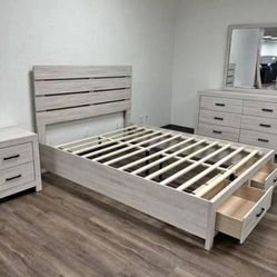 New 4pc bedroom set in box 899