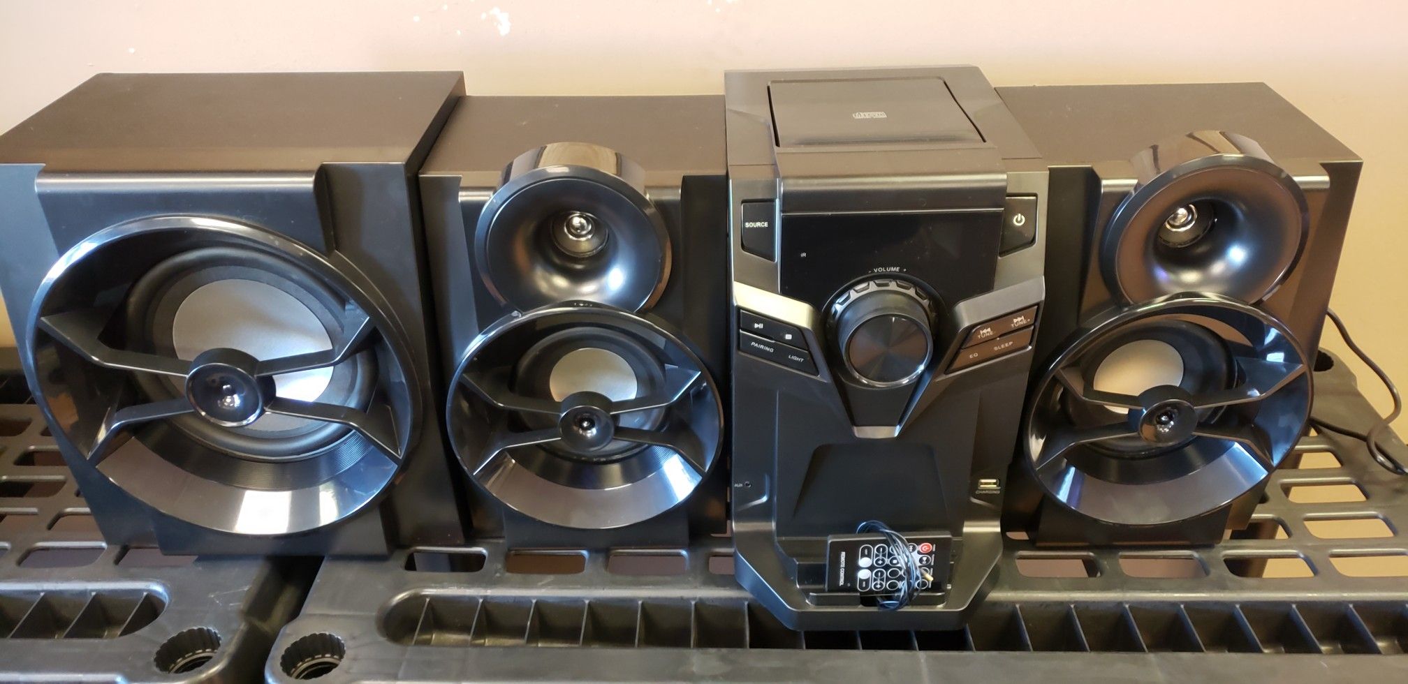 Blackweb 1000w HI-FI Bluetooth Stereo CD Player With FM Radio - Brand New