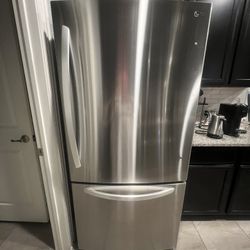 Like-New LG Stainless Steel Bottom Freezer Refrigerator (2024) – $1,050 OBO