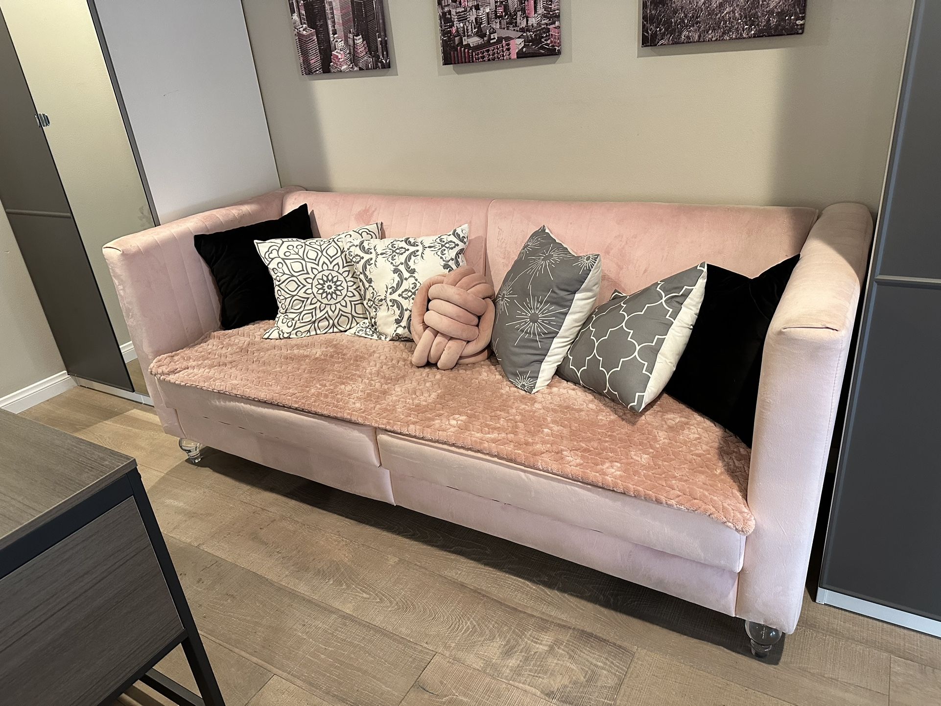 🔥👀🔥Pink Futon Couch Velvety Feel, Acrylic Feet