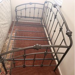 Metal daybed frame in good condition