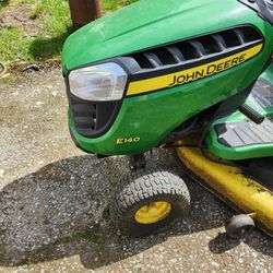 John Deere E 140 Riding Mower 