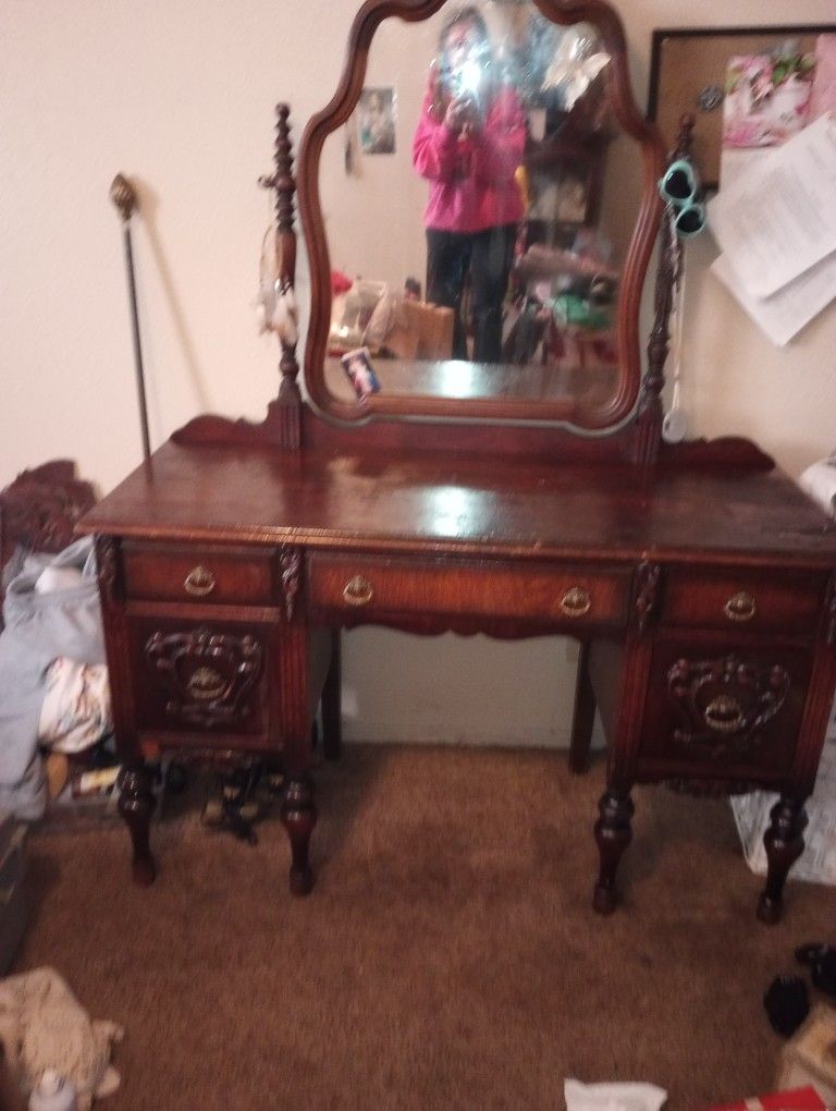 1920,S Era Vanity &Dresser Vert Good Condition