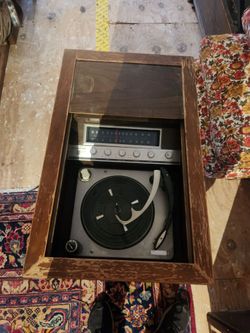 **Title:** Vintage Magnavox Console Stereo – Turntable & Radio