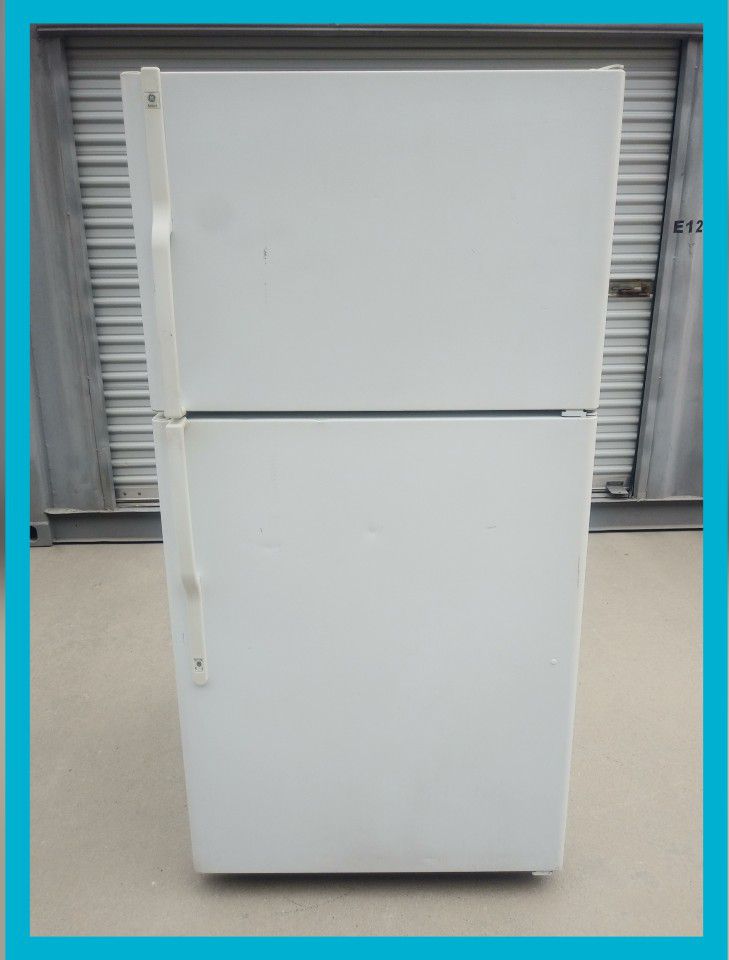 General-Electric (GE) Refrigerator Top Freezer in WHITE.