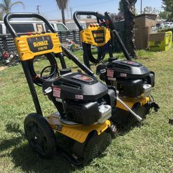 DEWALT 3300 PSI 2.4 GPM Cold Water Gas Pressure Washer with HONDA GCV200 Engine