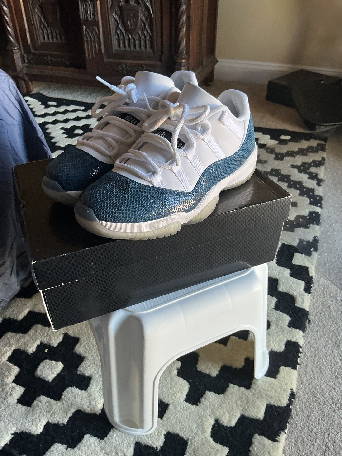Air Jordan 11  Retro Low Navy Snakekin 