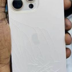 IPHONE 16 pro max with cracked back screen
