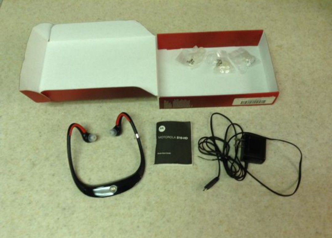 Motorola Bluetooth HD wireless headset with extra ear bud pads , manual & box