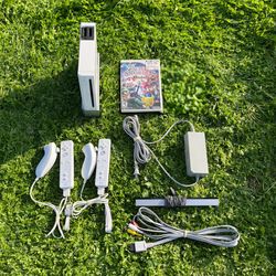 Nintendo Wii Console Complete With Super Smash Bros, 2 Controllers And 2 Nunchucks