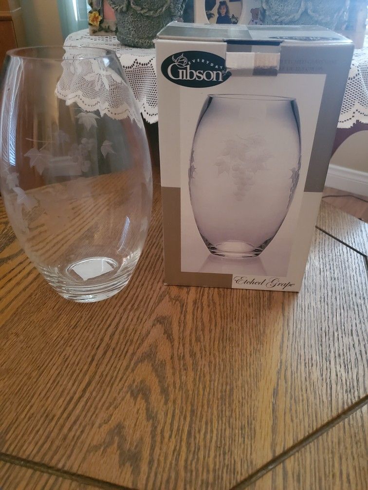 Brand New Still In Box Etched Grape 🍇Vase