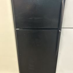 Black 18 Cubic Foot Refrigerator 