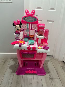 Minnie Mouse play kitchen for toddler