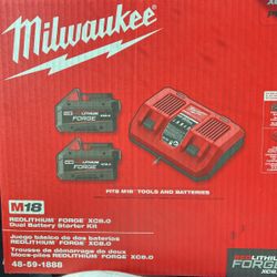 Milwaukee M18 18-Volt Lithium-Ion REDLITHIUM FORGE Starter Kit with Two XC 8.0 Ah Battery and Dual Bay Rapid Charger Kit