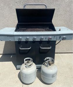 Barbecue grill with 2 propane tanks
