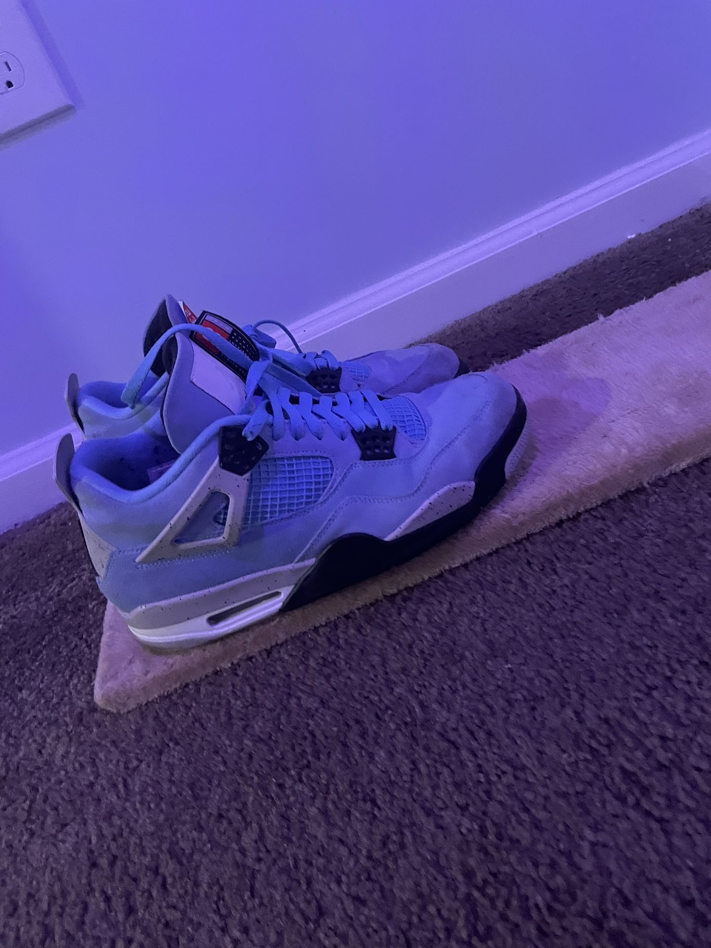 Jordan 4 Blue University 