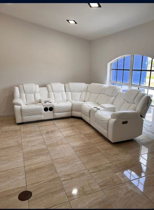 SECTIONAL COUCH ( BLUETOOTH SPEKERS AND LED LIGTHS )