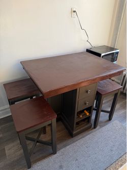Kitchen table & (4) stools
