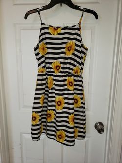 Junior's Dress Size Medium