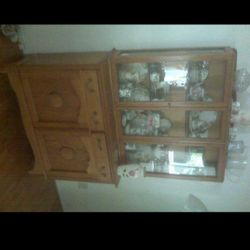 Beautiful Vintage Oak Antique China Cabinet.   ***Paid $850 at Antique Shop