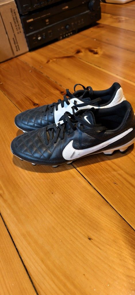 Nike Tiempo Genio Cleats Youth size 9 Black Leather Football Soccer Shoes