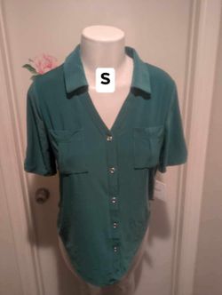 New women’s top size small