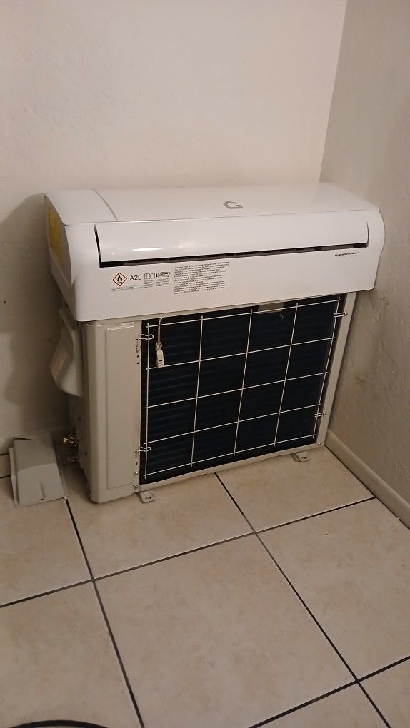 9000 BTU MINI SPLIT AIR CONDITIONER AND HEATER