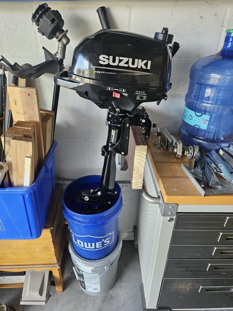 Suzuki 2.5 Hp four stroke outboard motor