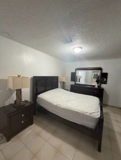 Queen bedroom set with adjustable bed