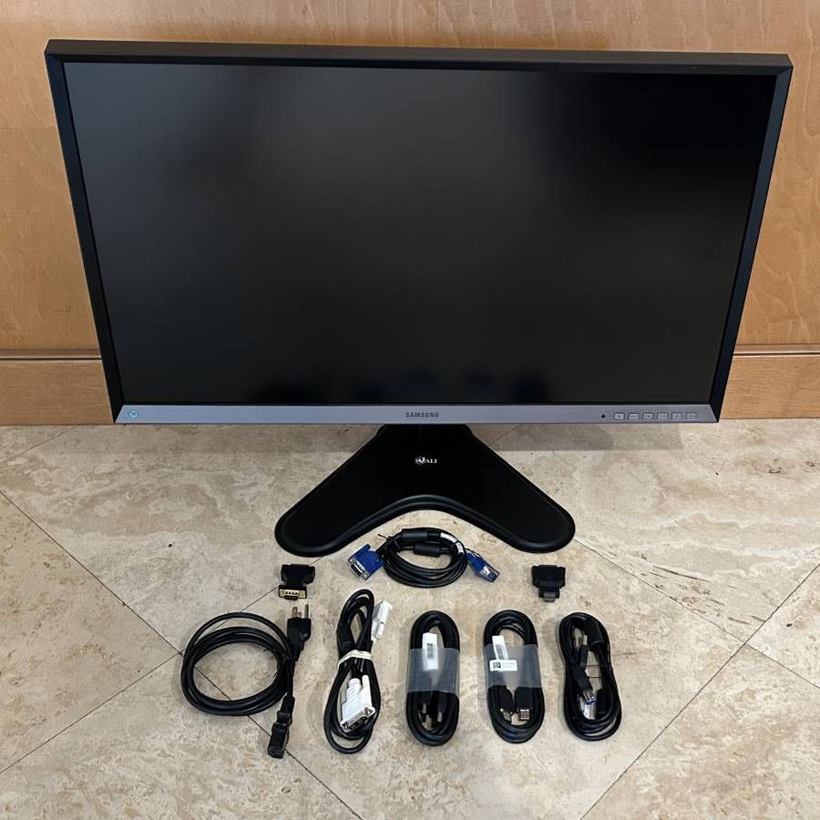 Samsung 32" Widescreen 2560x1440 16:9 Monitor Lots of cables