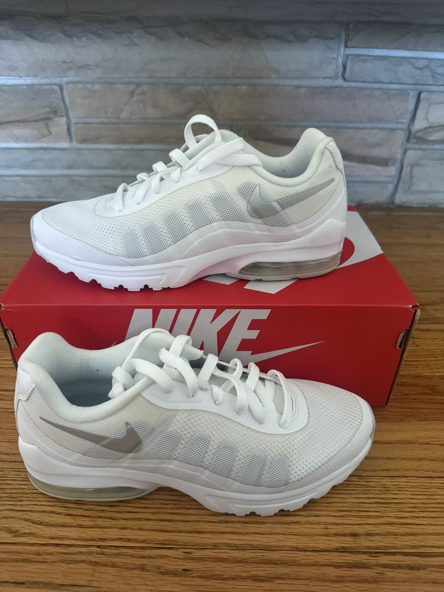 Nike Air Max Invigor White Metallic Silver (Women's) 8.5 new 