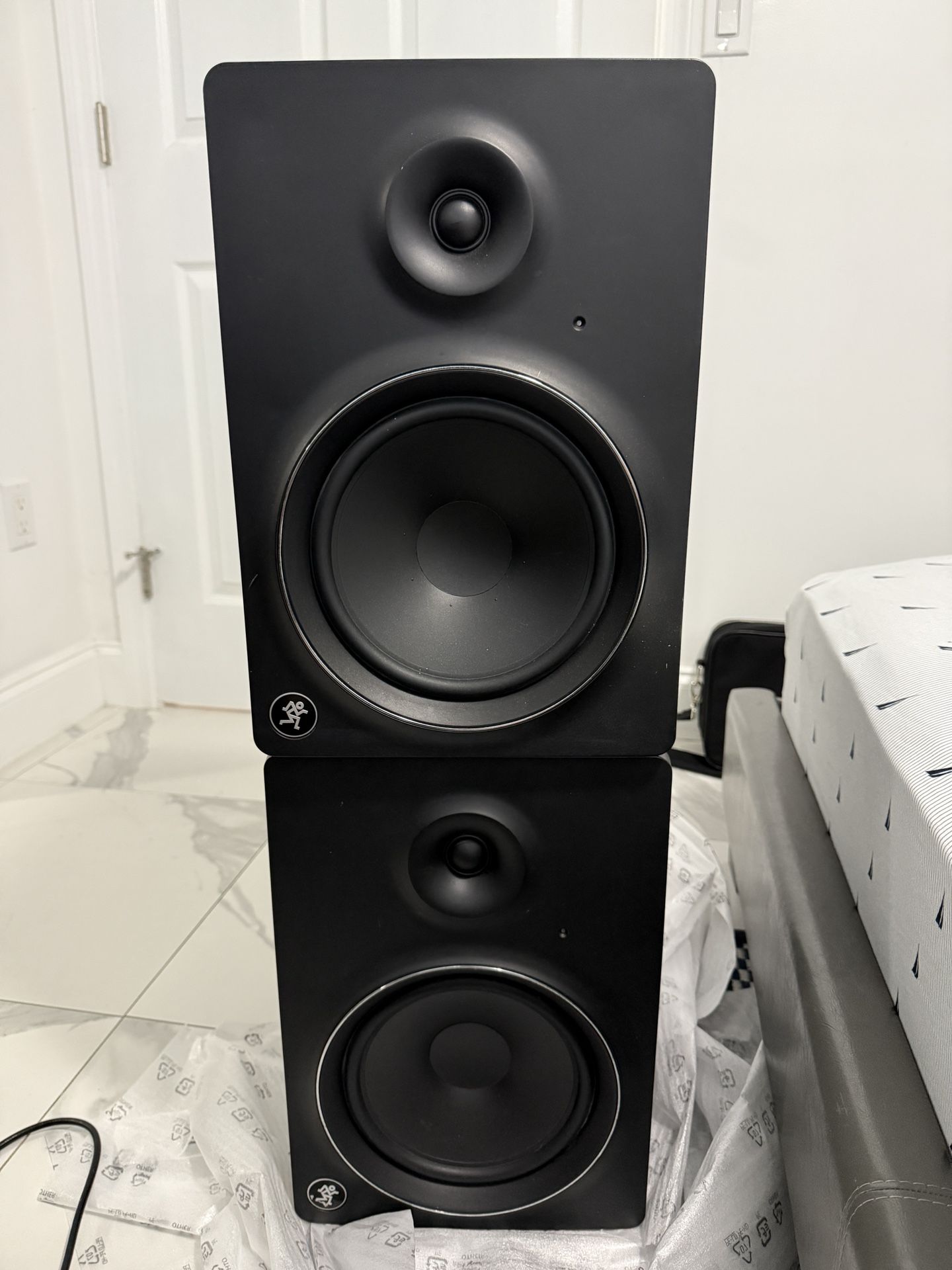 Monitores De Estudio Mackie MR8 Active Studio Monitor