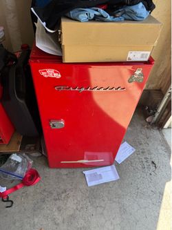Frigidaire mini fridge retro
