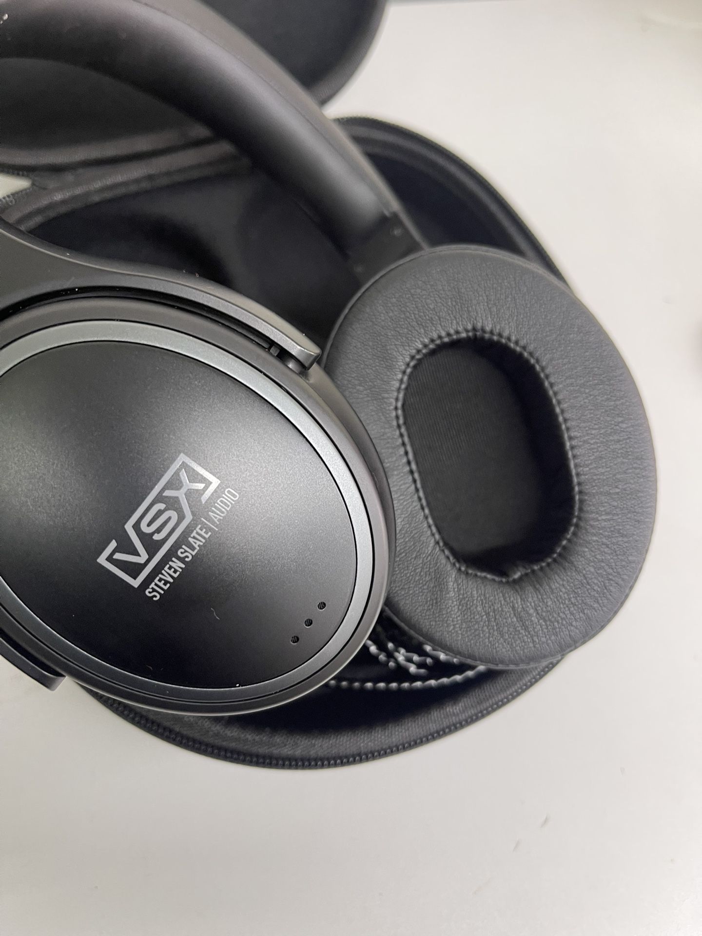 STEVEN SLATE VSX HEADPHONES. Unknown Software . Excelent Condition Working Great.