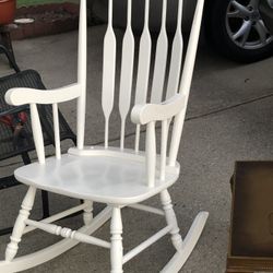 Wood Rocking Chair/ Excellent Condition 