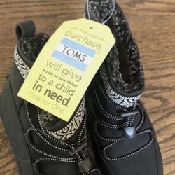 NWT Toms girl boy black toggle youth alpine boots shoes rubber sole faux fur 