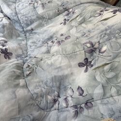 KING SIZE COMFORTER AND 4 MATCHING PANELS