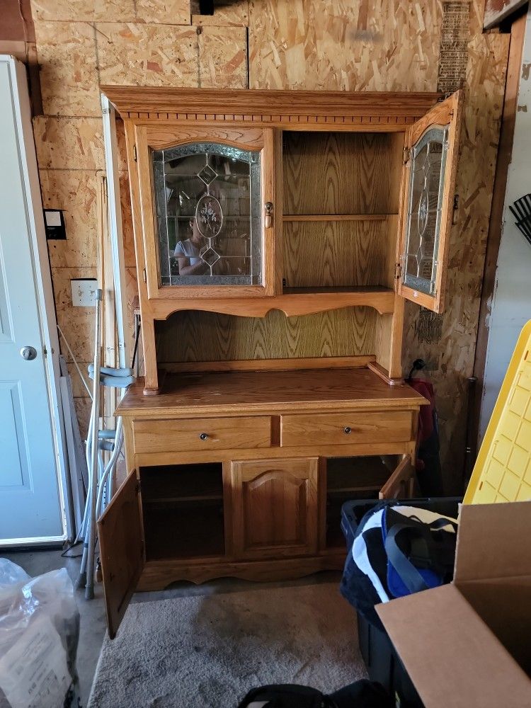 Beautiful Chin Cabinet/ China Hutch