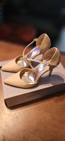 Jennifer Lopez Beige Faux Leather Heels (Size 6.5)