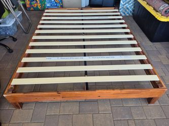 Solid wood// queen size platform bed frame in perfect condition